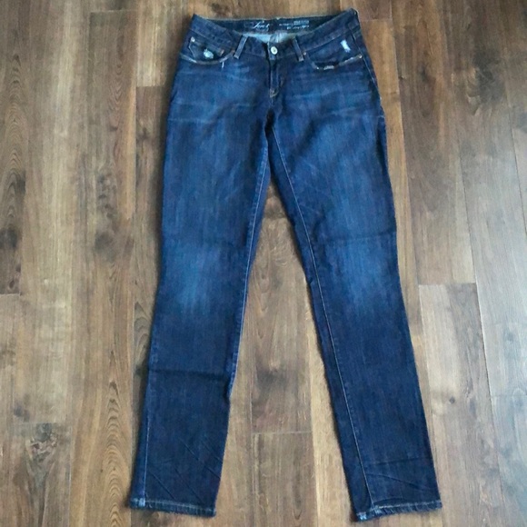 Dark blue Levi’s jeans. - Picture 4 of 8